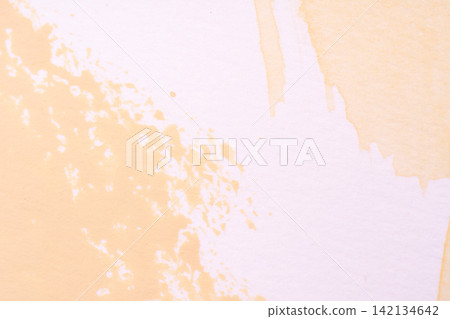 一幅色彩明亮的作品，運用黃色和白色的污漬來表現化妝品。 142134642