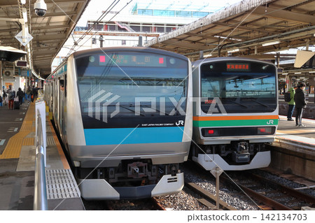 JR大宮站京濱東北線月台已安裝月台門。 JR大宮站京濱東北線月台已安裝月台門。 142134703