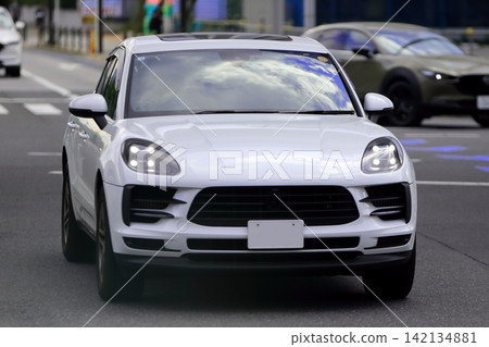 白色德國製造SUV 白色德國製造SUV 142134881