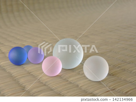 榻榻米上的玻璃彈珠 榻榻米上的玻璃彈珠 142134966