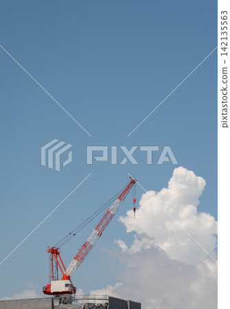 藍天、積雨雲和樓頂的工廠起重機 藍天、積雨雲和樓頂的工廠起重機 142135563