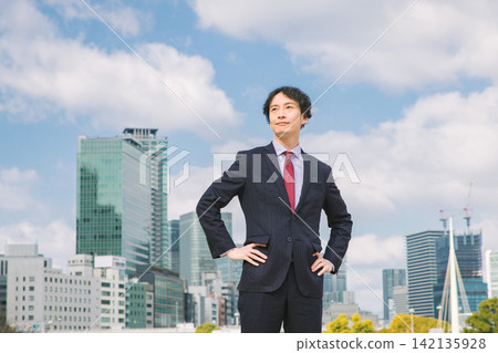 一位身著西裝、微笑的年輕男子；辦公區景象。 142135928