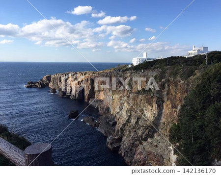 The lighthouse seen from the promenade 142136170