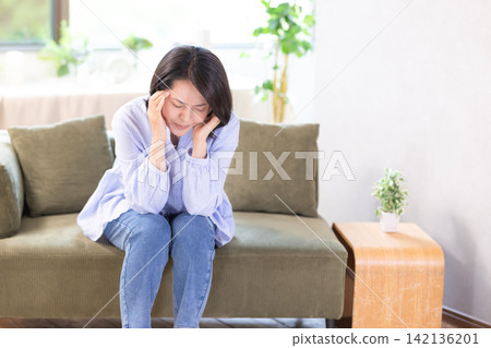 身體不好,頭痛,中年婦女抱頭 身體不好,頭痛,中年婦女抱頭 142136201