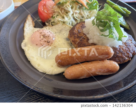 Delicious hamburger set meal 142136304