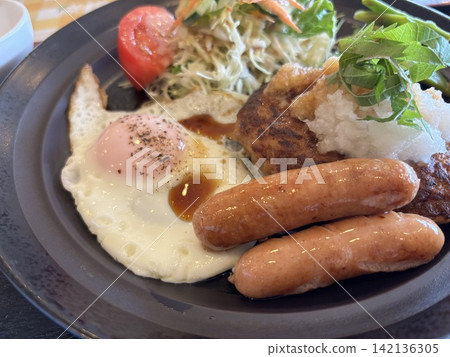 Delicious hamburger set meal 142136305