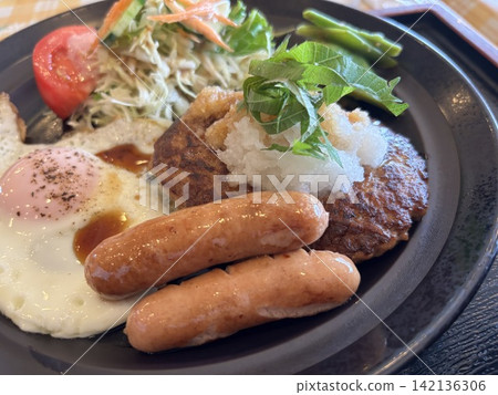Delicious hamburger set meal 142136306