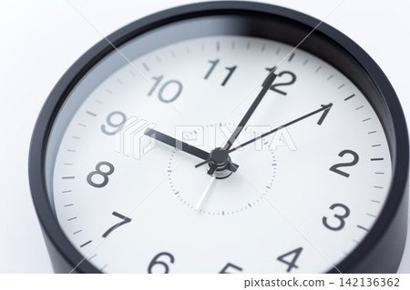 時鐘顯示9點鐘 時鐘顯示9點鐘 142136362