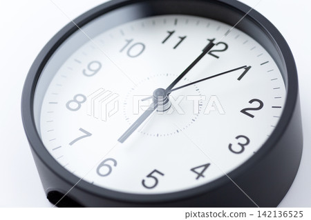 時鐘顯示6點鐘 時鐘顯示6點鐘 142136525