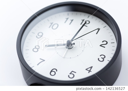 時鐘顯示8點鐘 時鐘顯示8點鐘 142136527