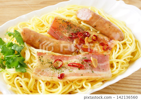 美味的培根和香腸辣椒 美味的培根和香腸辣椒 142136560