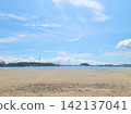 藍天、美麗的夏日沙灘與海岸風光 142137041
