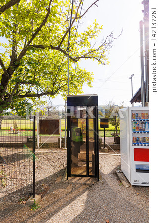 A public telephone booth at a local train station (Amihiki Station, Kasai City, Hyogo Prefecture) A public telephone booth at a local train station (Amihiki Station, Kasai City, Hyogo Prefecture) 142137261