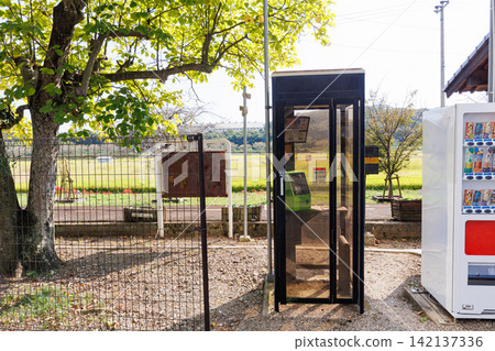 A public telephone booth at a local train station (Amihiki Station, Kasai City, Hyogo Prefecture) A public telephone booth at a local train station (Amihiki Station, Kasai City, Hyogo Prefecture) 142137336