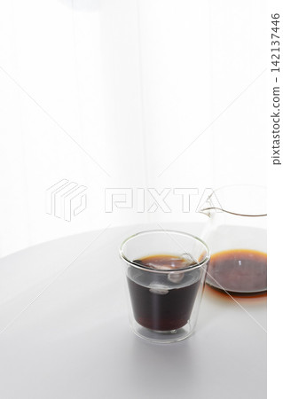 Image of a home cafe | Iced coffee and a double-walled glass placed in a room with a white base. Image of a home cafe | Iced coffee and a double-walled glass placed in a room with a white base. 142137446