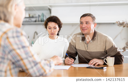 Family considering offer from agent 142137615