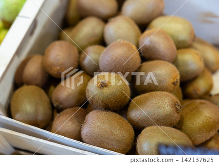 Delicious kiwi in a container on display Delicious kiwi in a container on display 142137625