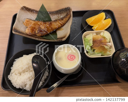 我在馬來西亞吃的鱈魚套餐非常美味。 我在馬來西亞吃的鱈魚套餐非常美味。 142137799