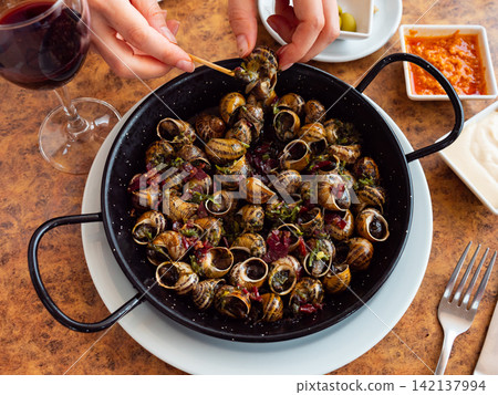 Female hands and pot of snails Female hands and pot of snails 142137994