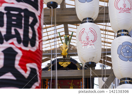 京都祇園:祭典前夕的宵山(晚間祭典)-螳螂山(螳螂浮雕) 京都祇園:祭典前夕的宵山(晚間祭典)-螳螂山(螳螂浮雕) 142138306
