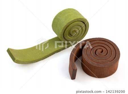 green Matcha and Chocolate Flavored Chewy Roll Candy 142139200