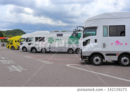 A group of JRA racehorse transport vehicles (Bandai-san Service Area, Ban-etsu Expressway) A group of JRA racehorse transport vehicles (Bandai-san Service Area, Ban-etsu Expressway) 142139273