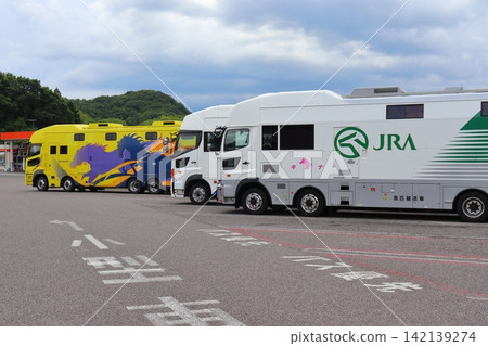 A group of JRA racehorse transport vehicles (Bandai-san Service Area, Ban-etsu Expressway) A group of JRA racehorse transport vehicles (Bandai-san Service Area, Ban-etsu Expressway) 142139274