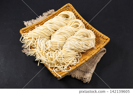 fresh Chinese Wheat Noodles Ingredient for Traditional Hot Dry Noodles fresh Chinese Wheat Noodles Ingredient for Traditional Hot Dry Noodles 142139605
