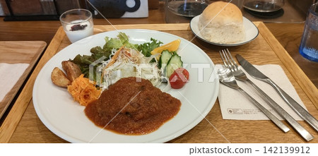 Everyone's favorite hamburger lunch, served with bread. 142139912