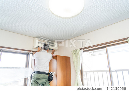 空調清洗;一位來自空調維修公司的男士。 空調清洗;一位來自空調維修公司的男士。 142139966