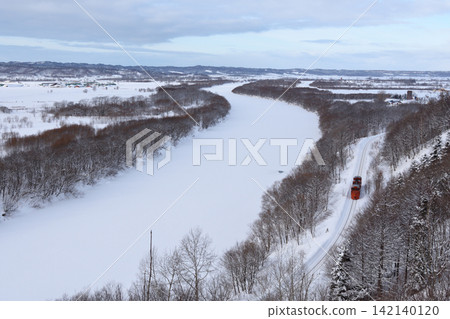 A snowplow train running along the Teshio River 142140120
