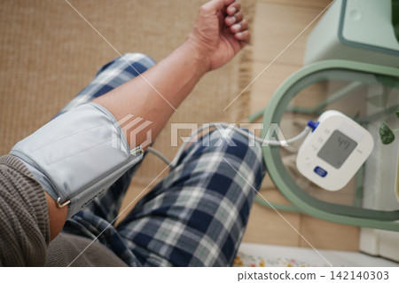 Measuring blood pressure at home in the morning Measuring blood pressure at home in the morning 142140303
