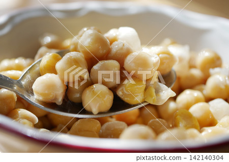 Chickpeas in a bowl ready for cooking Chickpeas in a bowl ready for cooking 142140304