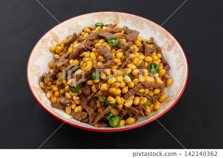beef Stir Fry With Soybean Sprouts And Green Vegetable 142140362
