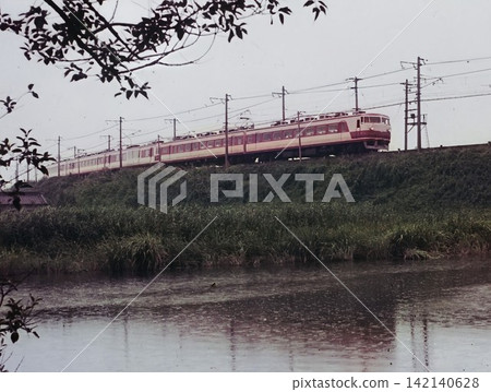 157 series Imperial train (downbound) / Near Kurihashi on the Tohoku Main Line / Photographed in August 1976 157 series Imperial train (downbound) / Near Kurihashi on the Tohoku Main Line / Photographed in August 1976 142140628
