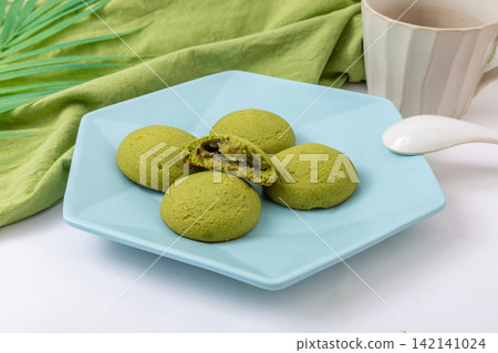 japanese Matcha Flavored Bean Shape Cookie Snack japanese Matcha Flavored Bean Shape Cookie Snack 142141024