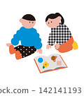 孩子們一起閱讀圖畫書的插圖 142141193