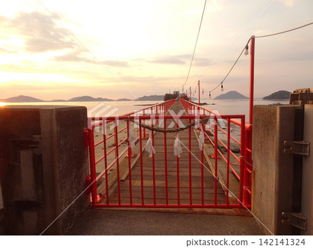 隨著夏季祭典臨近，對馬神社的「幸福橋」上已經鋪好了木板，瀨戶內海的日落美景盡收眼底（香川縣三豐市）。 142141324
