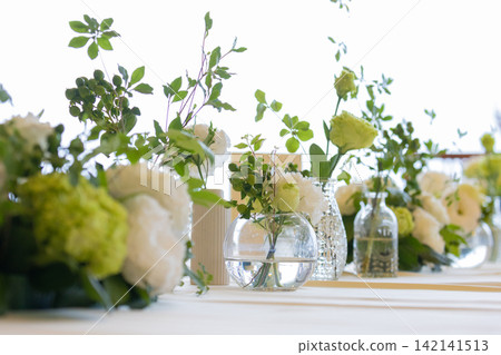 Natural-style table decorations and floral arrangements Natural-style table decorations and floral arrangements 142141513