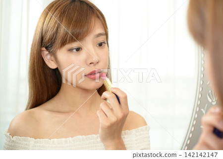 年輕女子化妝 年輕女子化妝 142142147