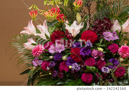 An elegant and luxurious flower arrangement perfect for autumn. An elegant and luxurious flower arrangement perfect for autumn. 142142168