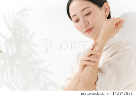 一位女士正在接受手臂身體護理。 一位女士正在接受手臂身體護理。 142142851