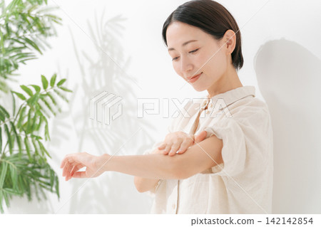 A woman getting body care on her arms A woman getting body care on her arms 142142854