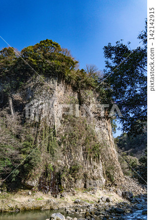高千穗峽巨大的岩壁聳立在藍天下。 高千穗峽巨大的岩壁聳立在藍天下。 142142915