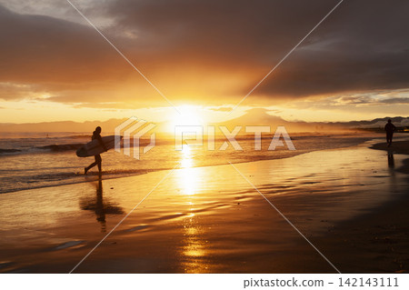 Shonan Kugenuma Beach: Sunset sky, Mt. Fuji, and surfers Shonan Kugenuma Beach: Sunset sky, Mt. Fuji, and surfers 142143111