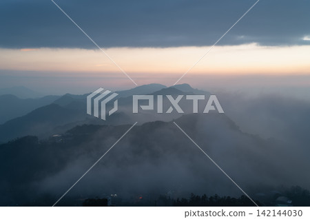 Rolling clouds and mountain ridges at dawn in Alishan, Taiwan Rolling clouds and mountain ridges at dawn in Alishan, Taiwan 142144030