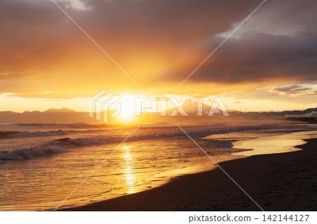 湘南久沼海灘:夕陽的餘暉灑滿海岸線,富士山巍峨聳立於背景之中。 湘南久沼海灘:夕陽的餘暉灑滿海岸線,富士山巍峨聳立於背景之中。 142144127