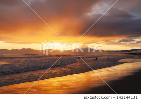 Shonan Kugenuma Beach: Sunset sky and Mount Fuji Shonan Kugenuma Beach: Sunset sky and Mount Fuji 142144131