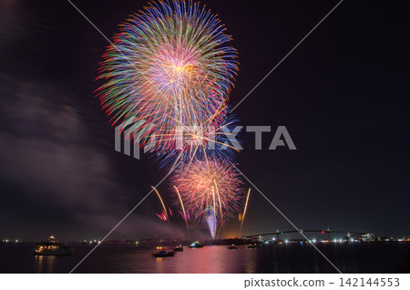 木更津港祭煙火表演:夜空中綻放巨大而絢麗的花朵 木更津港祭煙火表演:夜空中綻放巨大而絢麗的花朵 142144553