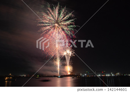 Kisarazu Port Festival Fireworks Display: Large, magnificent flowers blooming in the night sky Kisarazu Port Festival Fireworks Display: Large, magnificent flowers blooming in the night sky 142144601